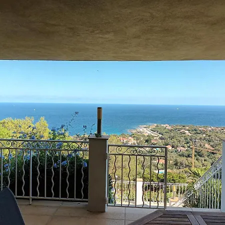 וילה Montecarlo With Stupendous View Overlooking Sea לס איסאמברה